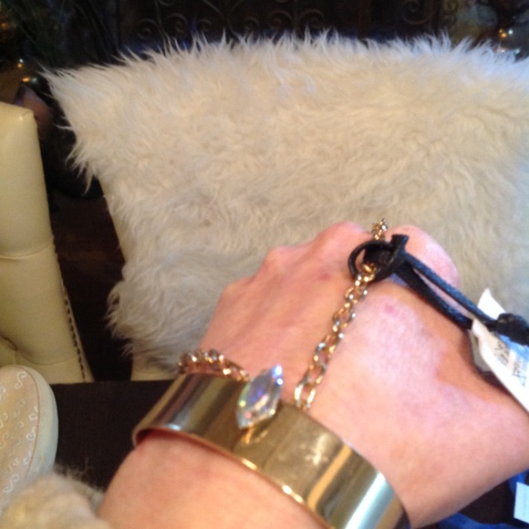 SALE aMAzing hand chain bracelet💕💕 - Picture 3 of 3